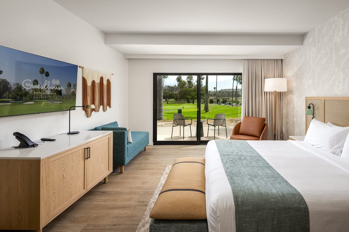 Suite - 1 kingsize-seng - handicapvenligt - udsigt til golfbane (ADA Roll in Shower) | Allergivenligt sengetøj, dundyner, skrivebord