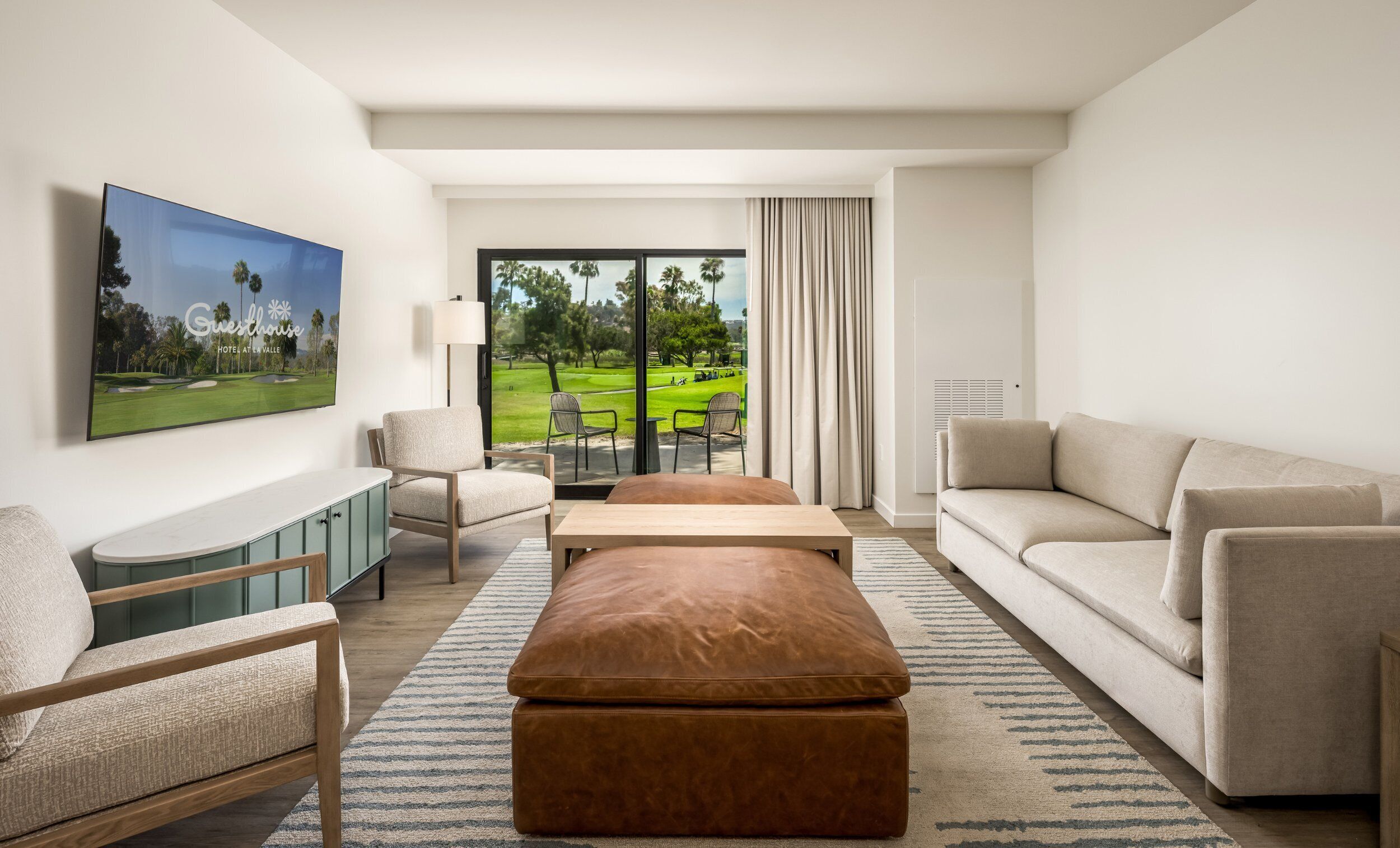 套房, 1 张特大床, 无障碍, 高尔夫景观 (ADA Roll in Shower) | 羽绒被、办公桌、笔记本电脑工作区、遮光窗帘