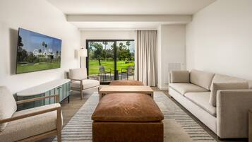 Suite, 1 cama King size, con acceso para personas discapacitadas (ADA Roll in Shower) | Edredón, escritorio y espacio para trabajar con laptop