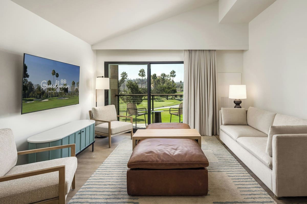 Suite, 1 trĂšs grand lit, vue sur le terrain de golf (w/Fireplace) | Couette en duvet, bureau, espace de travail pour ordinateurs portables