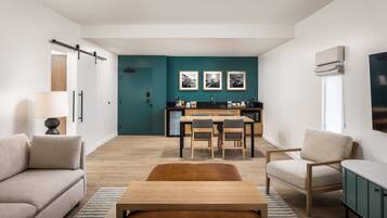 Suite, 1 King-Bett, barrierefrei, Blick auf den Golfplatz (ADA Roll in Shower) | Allergikerbettwaren, Daunenbettdecken, Schreibtisch