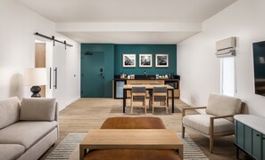 Suite, 1 cama de matrimonio grande, accesible para personas con discapacidad (ADA Roll in Shower) | Ropa de cama hipoalergénica, edredones de plumas, escritorio