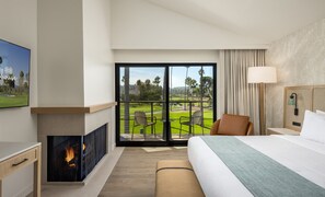 Suite, 1 cama de matrimonio grande, vistas al campo de golf (w/Fireplace) | Edredones de plumas, escritorio, espacio para trabajar con un portátil