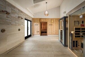 Un sauna, una bañera de hidromasaje, baño turco