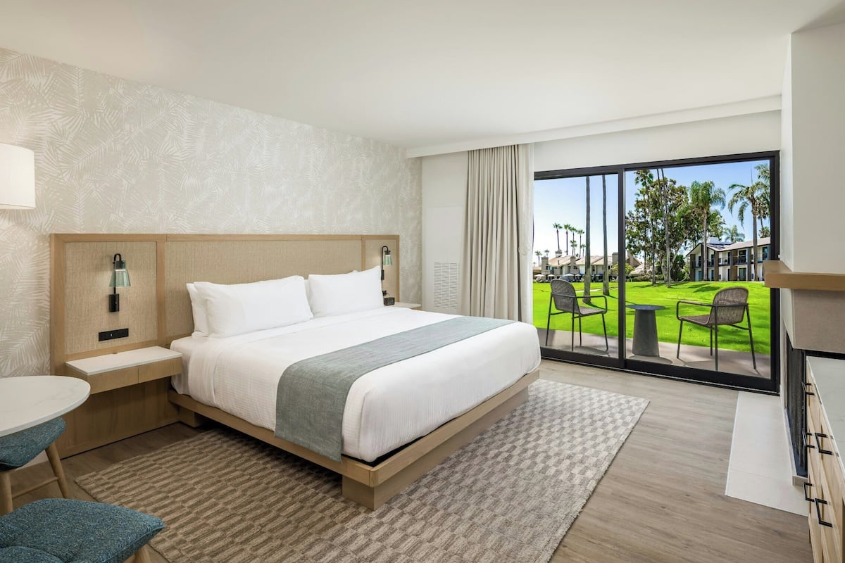 Chambre, 1 trÚs grand lit, accessible aux personnes à mobilité réduite (ADA Tub, Fireplace) | Couette en duvet, bureau, espace de travail pour ordinateurs portables