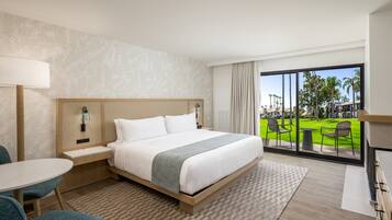 Zimmer, 1 King-Bett, barrierefrei, Blick auf den Golfplatz (ADA Tub, Fireplace) | Allergikerbettwaren, Daunenbettdecken, Schreibtisch