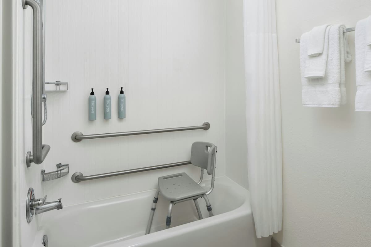 Duschwanne, kostenlose Toilettenartikel, Haartrockner, Handtücher