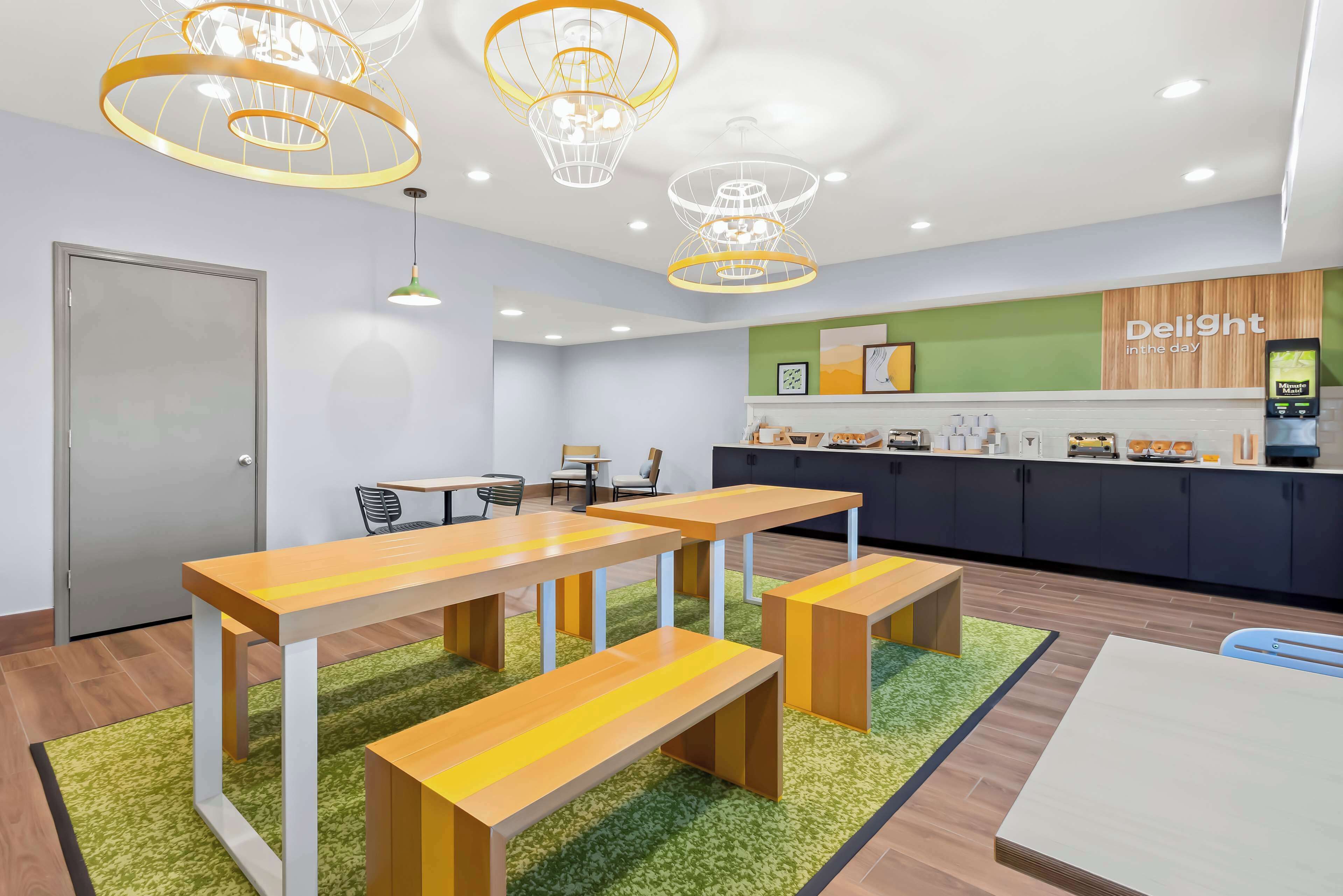 free daily continental breakfast