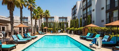 屋外プール、営業時間 8:00 ~ 22:00、プール パラソル、サンラウンジャー