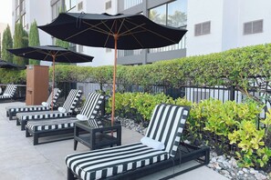 Piscine extérieure, accès possible de 8 h à 22 h, parasols