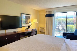 Deluxe Room, 1 King Bed, Non Smoking, Patio