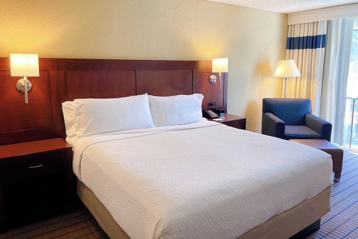 Deluxe Room, 1 King Bed, Non Smoking | Premium bedding, pillowtop beds, in-room safe, individually decorated