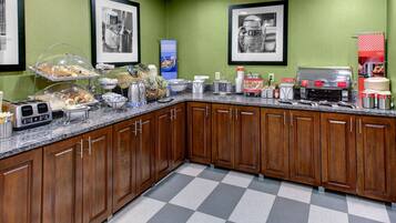 朝食 (ビュッフェ)、毎日提供 (無料)