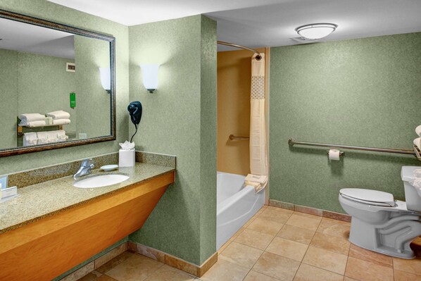 Chambre, accessible aux personnes à mobilité réduite, non-fumeur | Salle de bain | Ensemble baignoire-douche, articles de toilette griffés