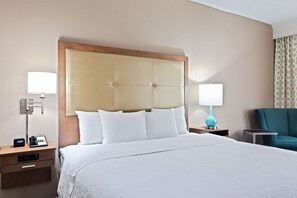 أغطية فراش متميزة ومكتب ومساحة عمل للكمبيوتر المحمول وستائر تعتيم