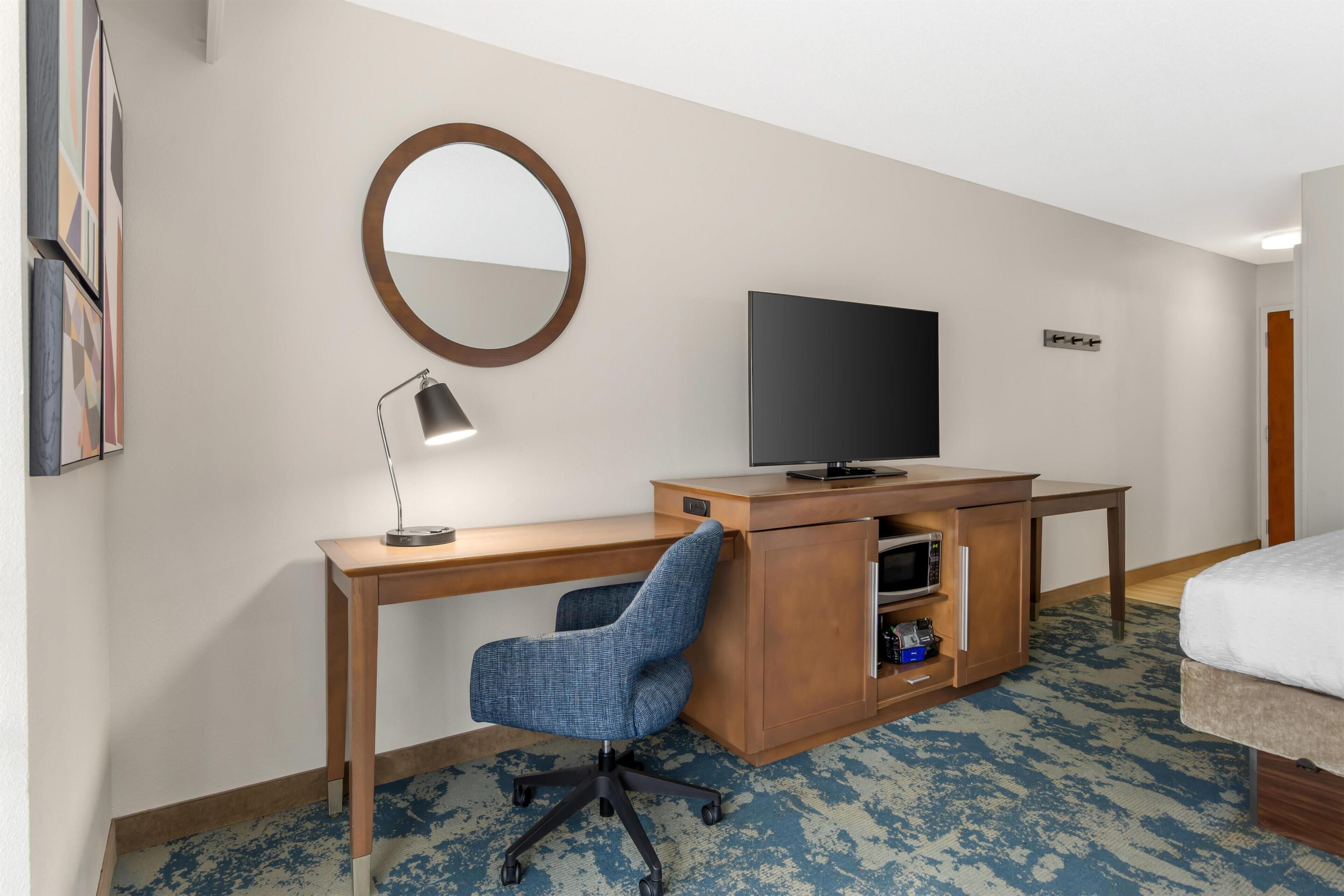 Junior Suite, 1 King Bed, Non Smoking | Premium bedding, desk, laptop workspace, blackout drapes