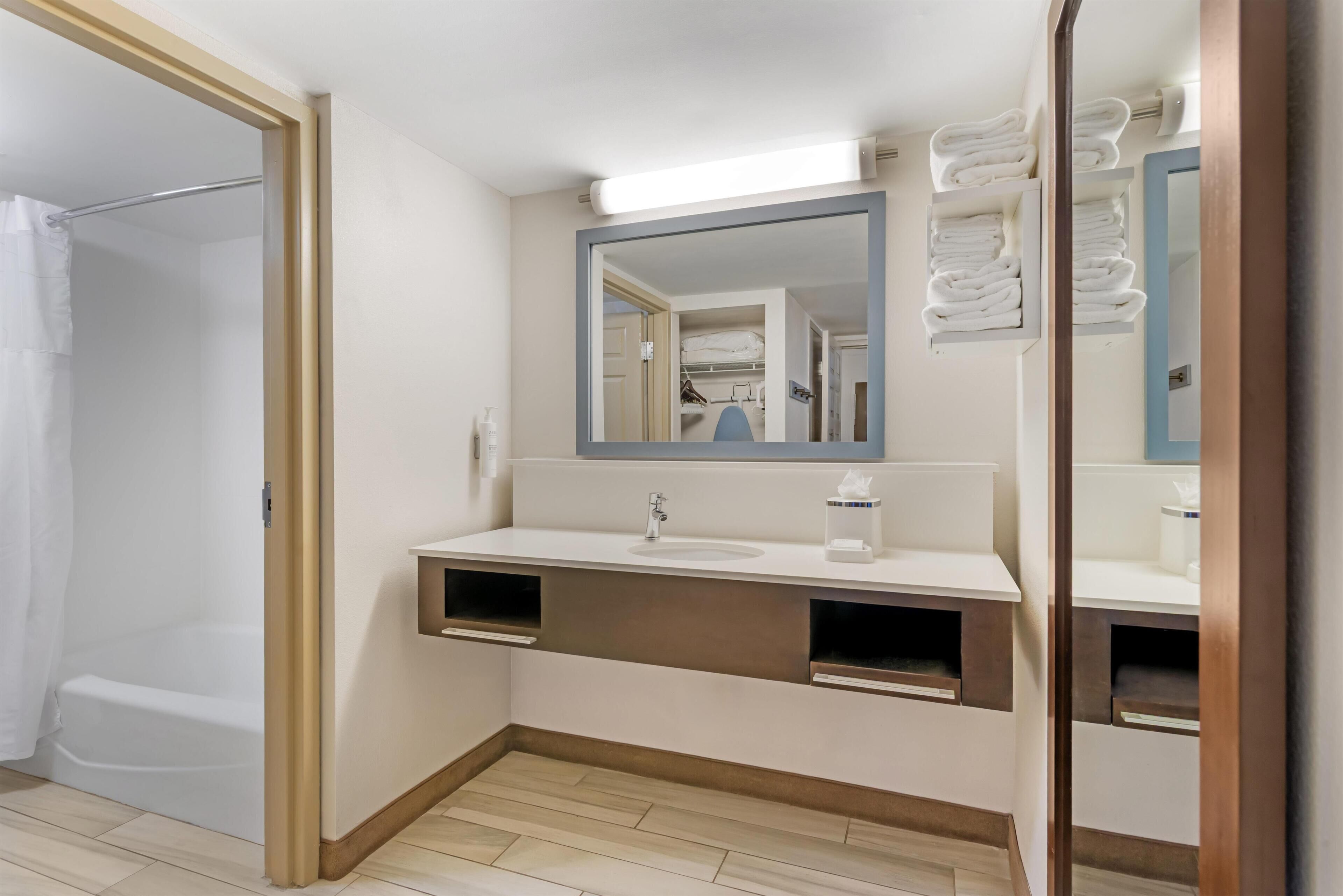 Suite | Bathroom | Combined shower/tub, designer toiletries, hair dryer, bathrobes