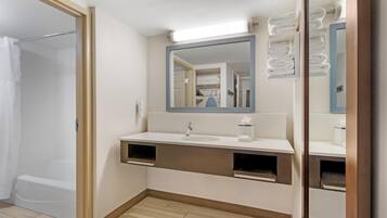 Suite | Bathroom | Combined shower/tub, designer toiletries, hair dryer, bathrobes
