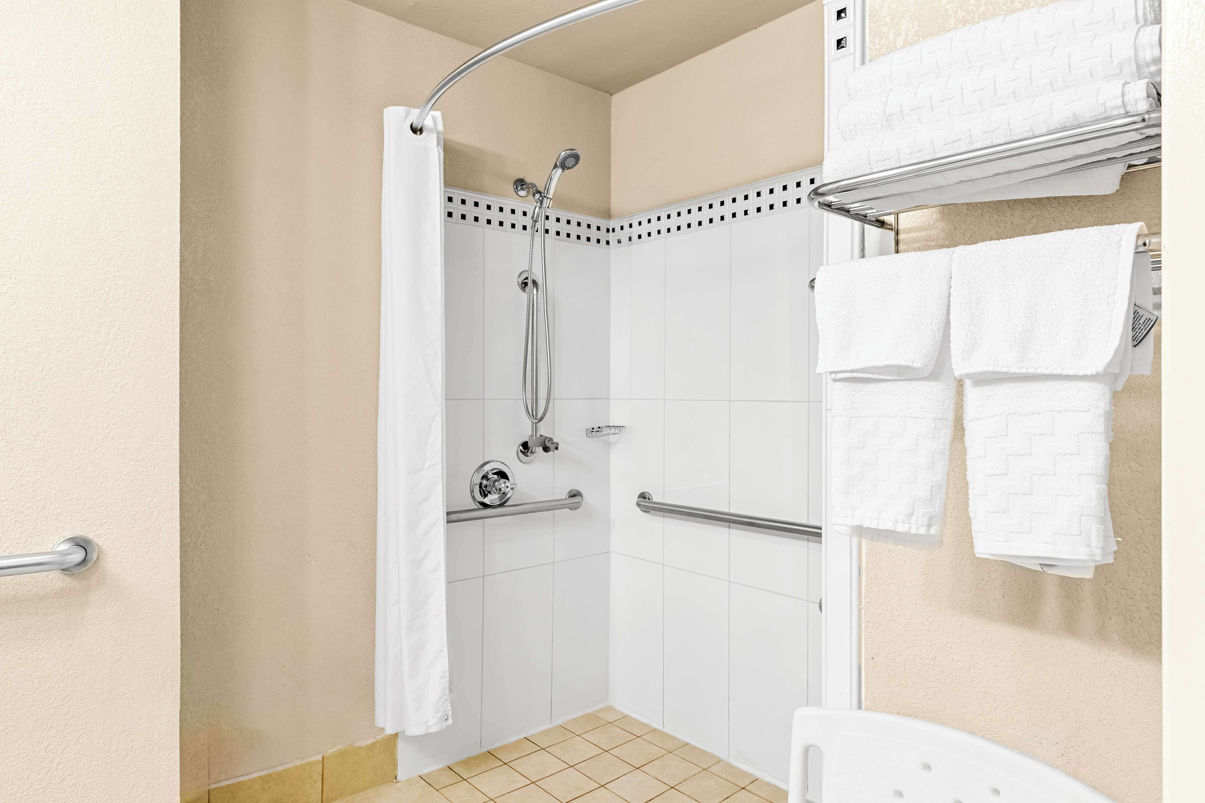 standard room, 1 king bed, accessible, non smoking | bathroom | combined shower/bathtub, hair dryer, towels