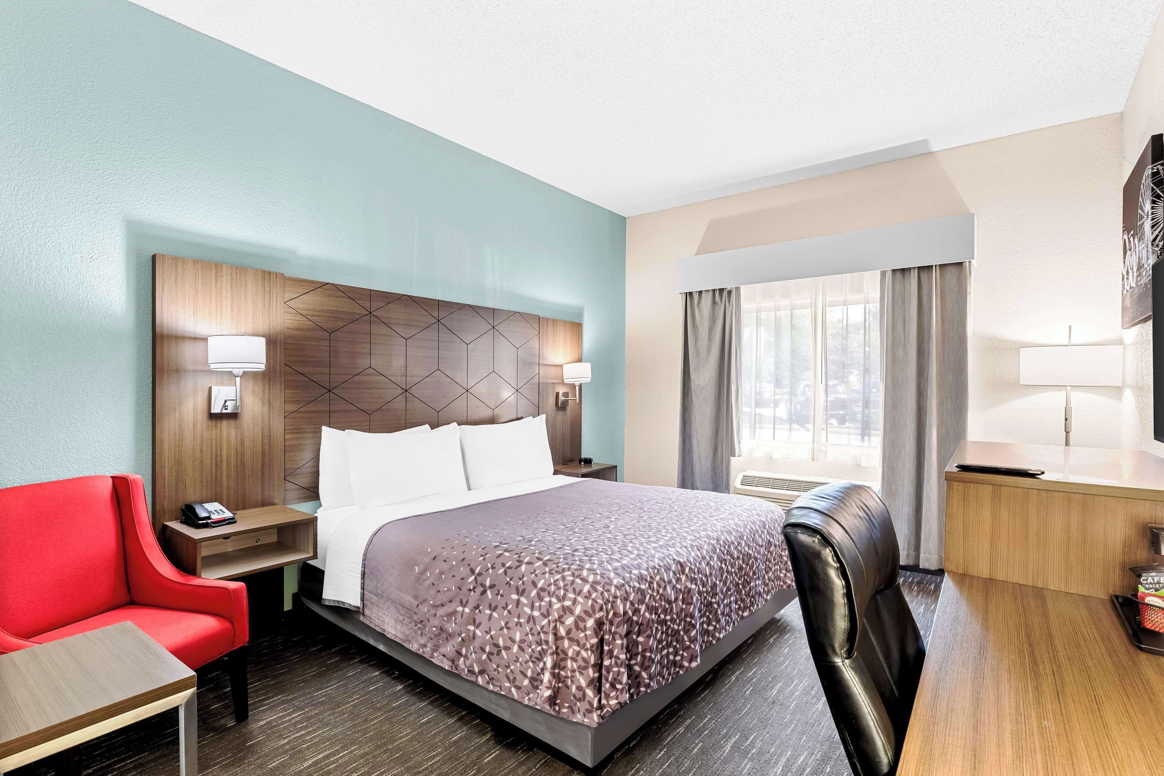 standard room, 1 king bed, accessible, non smoking | desk, laptop workspace, iron/ironing board, rollaway beds