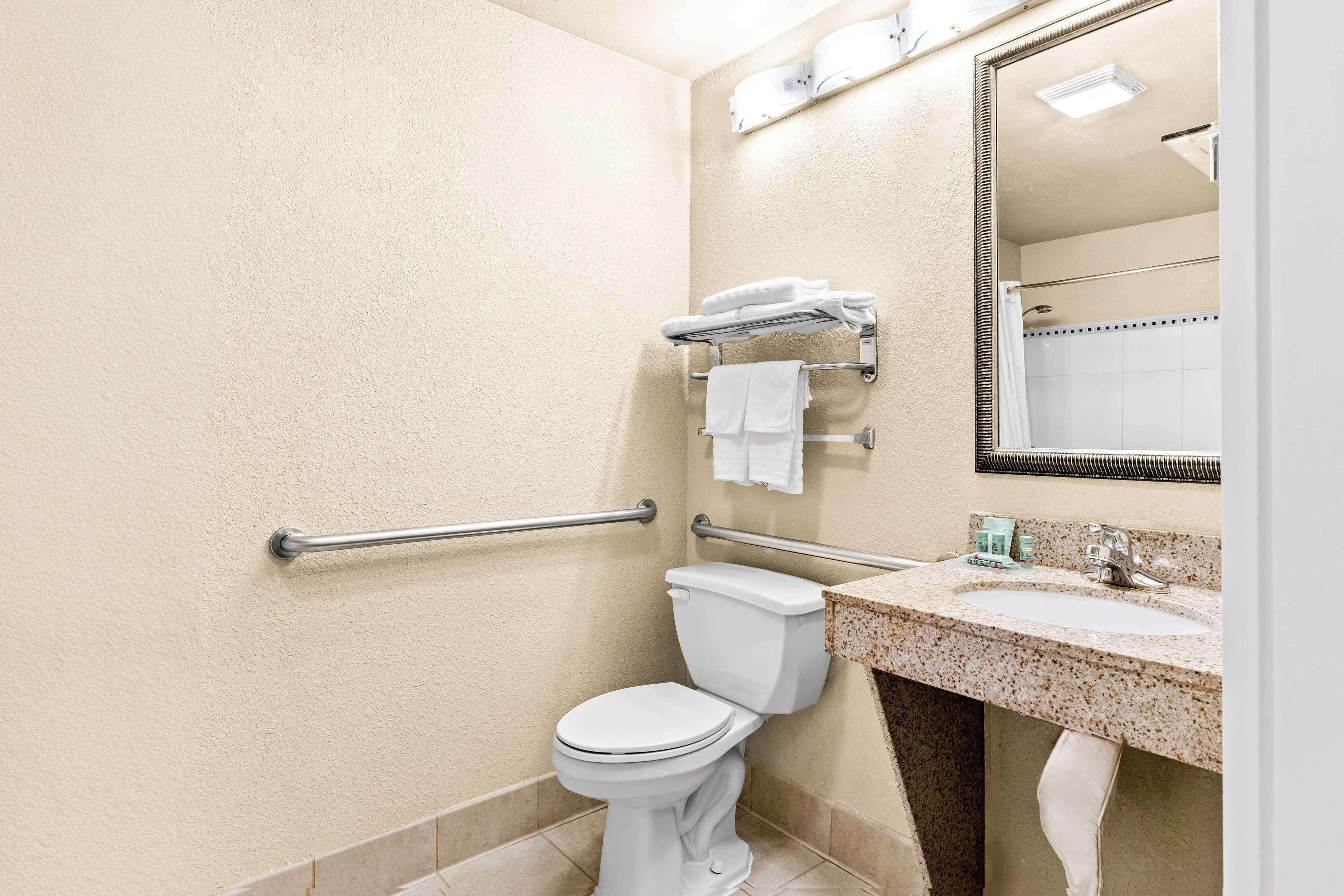 standard room, 1 king bed, accessible, bathtub (bathtub) | bathroom | combined shower/bathtub, hair dryer, towels