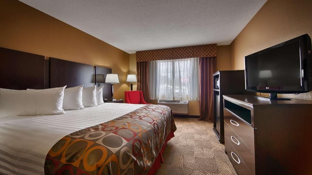 Desk, laptop workspace, iron/ironing board, rollaway beds