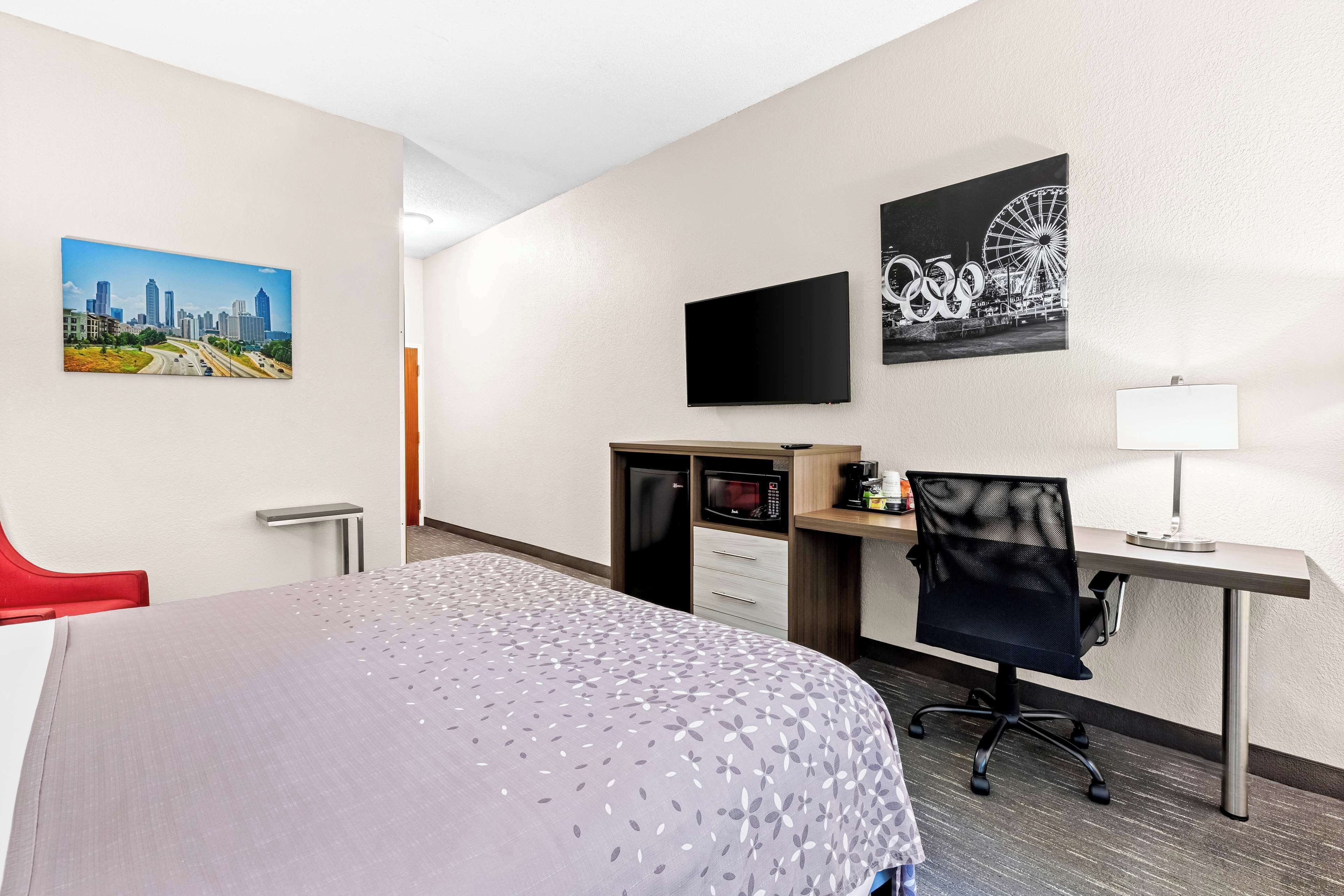 standard room, 1 king bed, accessible, bathtub (bathtub) | desk, laptop workspace, iron/ironing board, rollaway beds