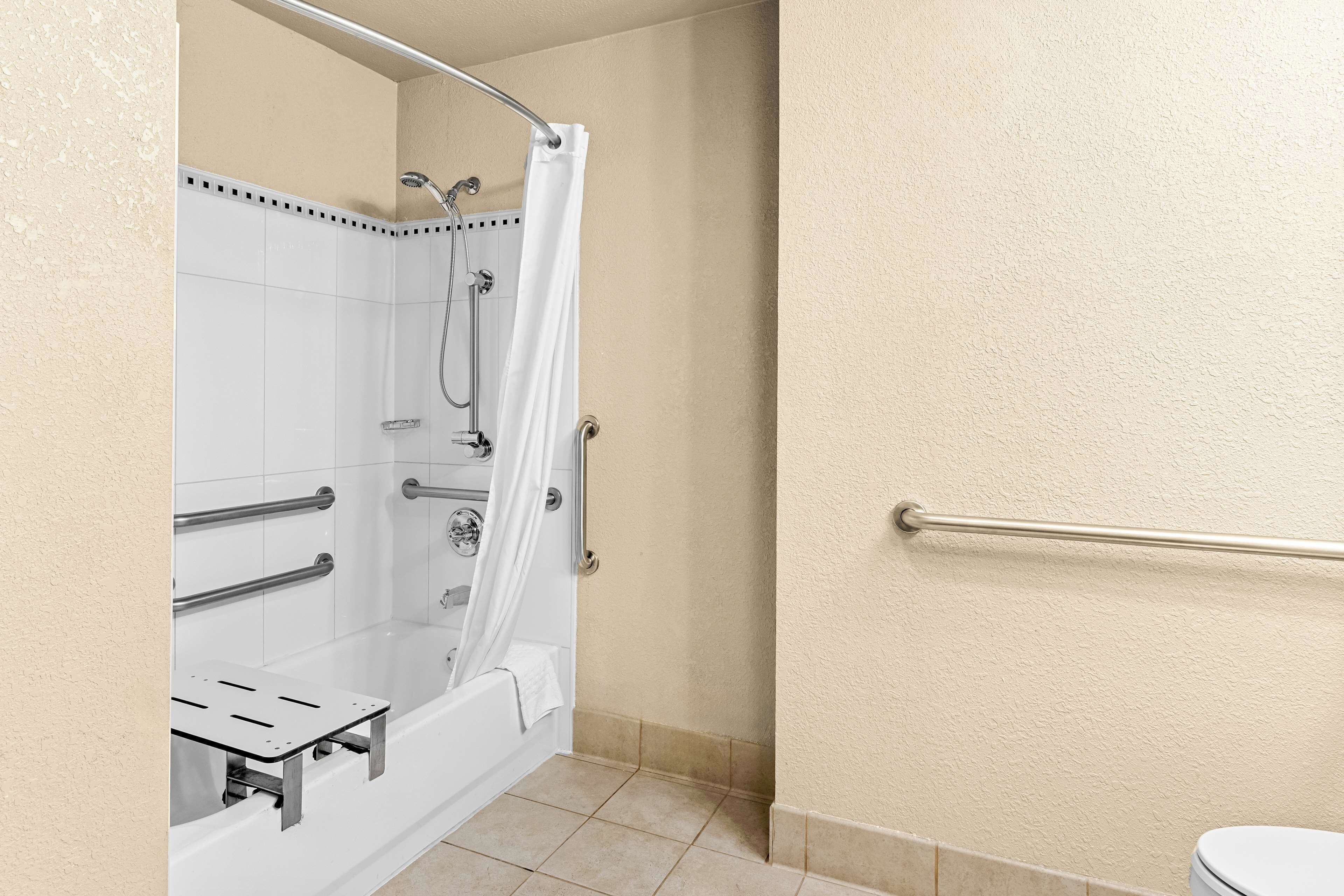 standard room, 1 king bed, accessible, bathtub (bathtub) | bathroom | combined shower/bathtub, hair dryer, towels