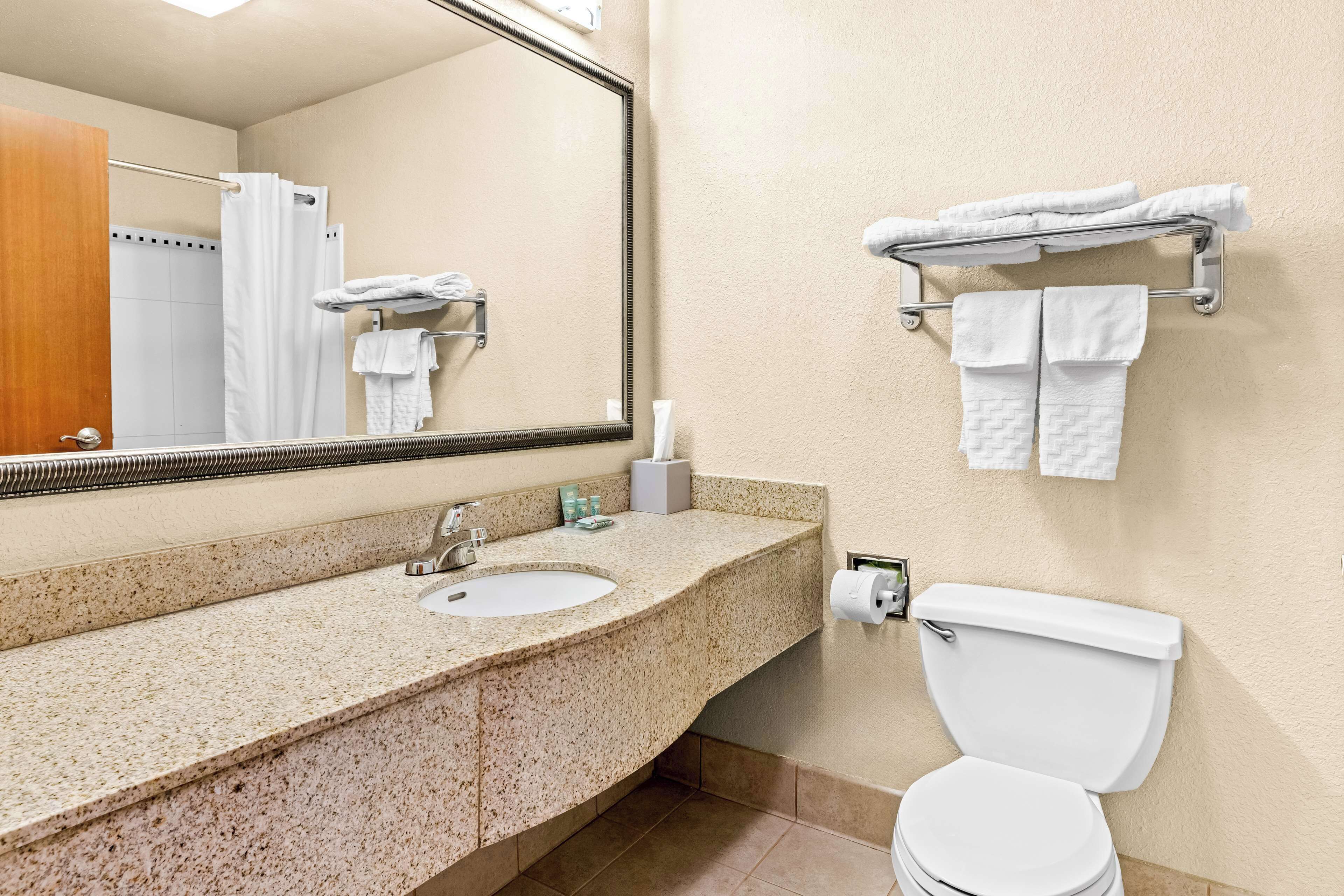 standard room, 1 king bed, non smoking, refrigerator & microwave | bathroom | combined shower/bathtub, hair dryer, towels