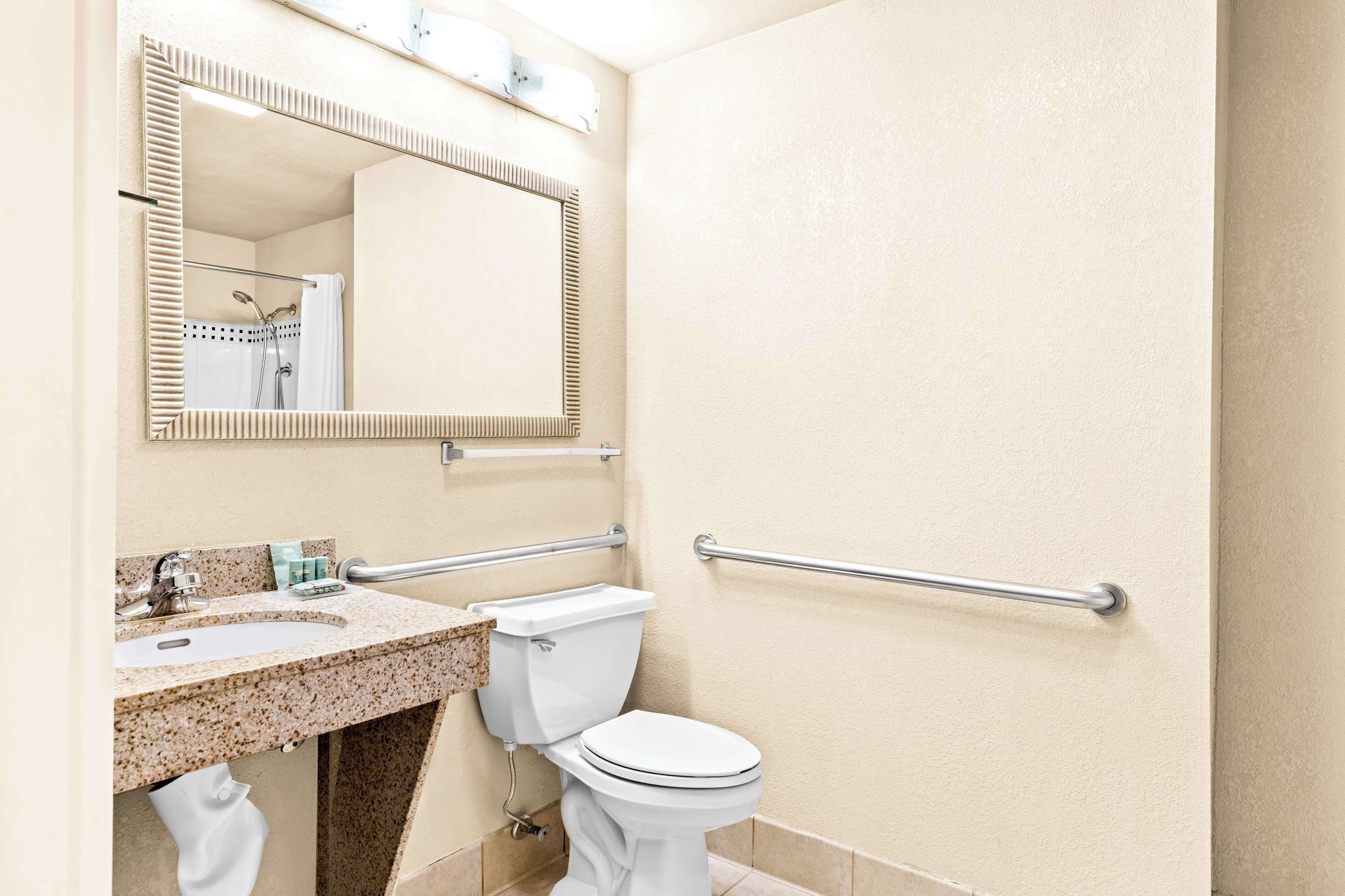 standard room, 1 king bed, accessible, non smoking | bathroom | combined shower/bathtub, hair dryer, towels