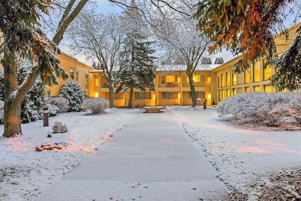 สนามรอบบริเวณ