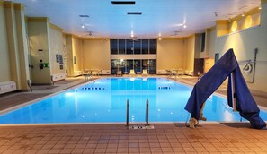 Piscine couverte, accès possible de 06 h 00 à 23 h 00, chaises longues 