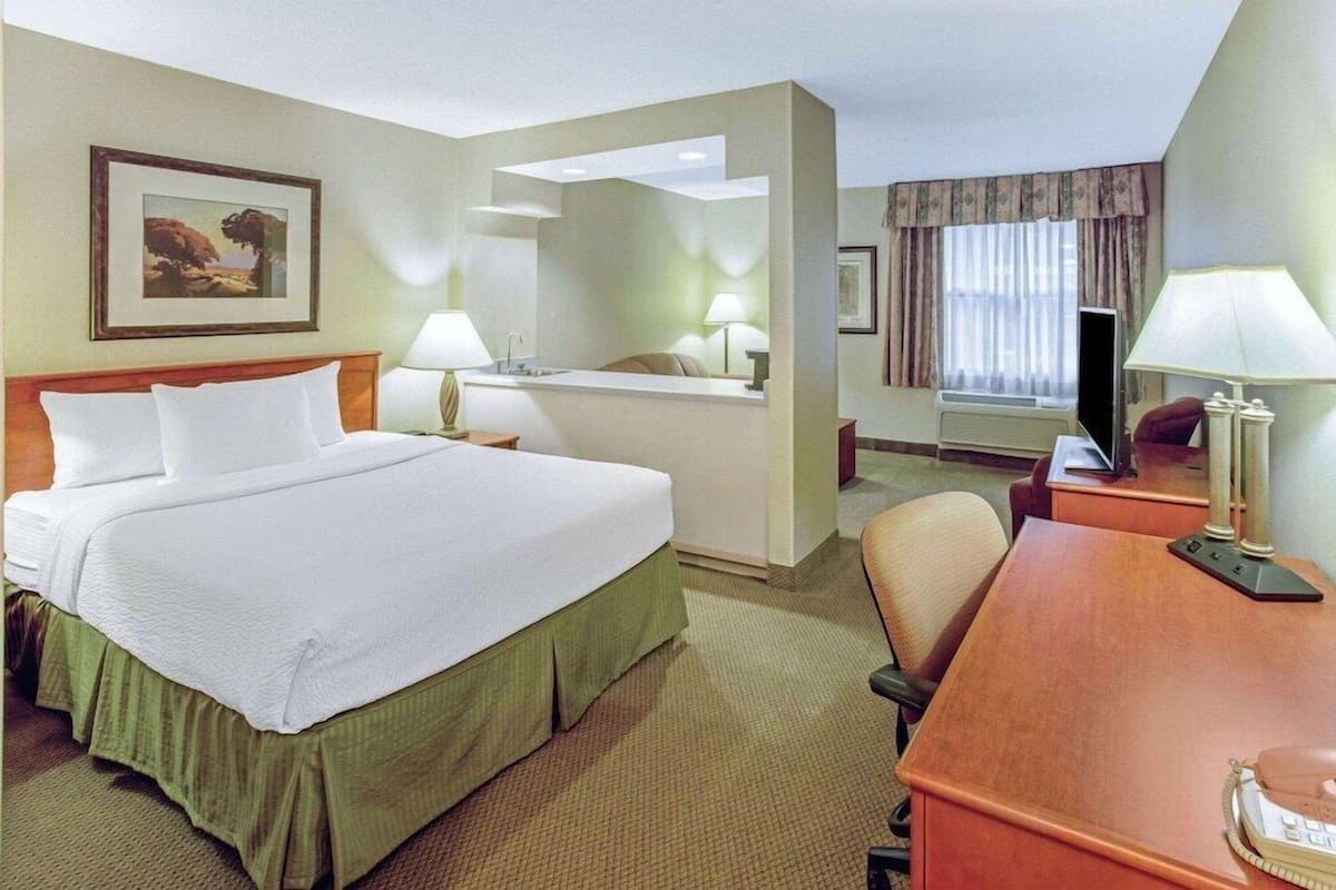 Premium bedding, desk, iron/ironing board, free cots/infant beds