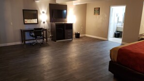 Individually furnished, desk, blackout drapes, iron/ironing board - Econo Lodge Donalsonville (Donalsonville)