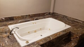 Jetted bathtub