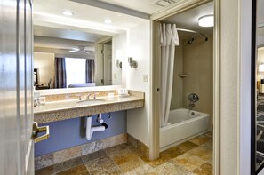 Two Bedroom Suite, Two Doubles and One King Bed, Non-Smoking | Bathroom - Homewood Suites by Hilton Phoenix-Biltmore (Phoenix)