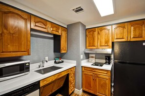 Frigorífico, microondas, placa de cocina y lavavajillas