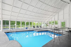 Una piscina al aire libre de temporada