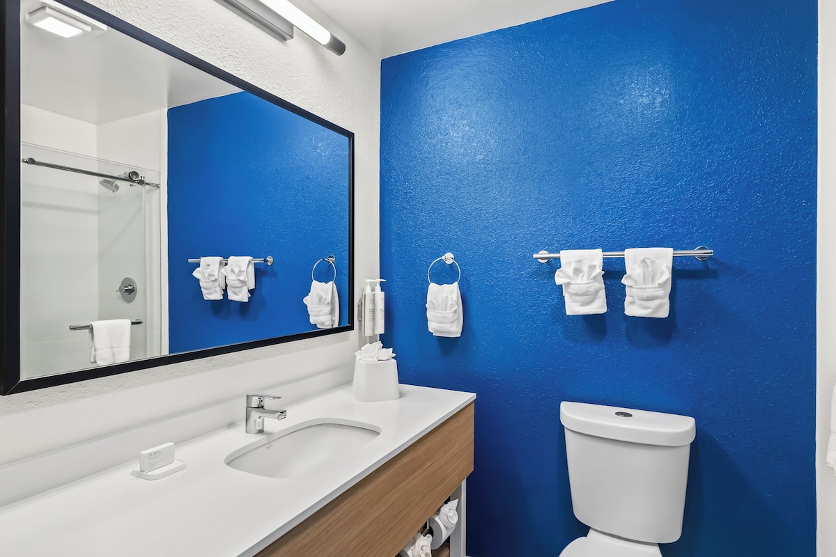 Chuveiro/banheira combinados, secador de cabelo, toalhas de banho