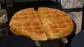 Una plancha para gofres con dos gofres dentro.
