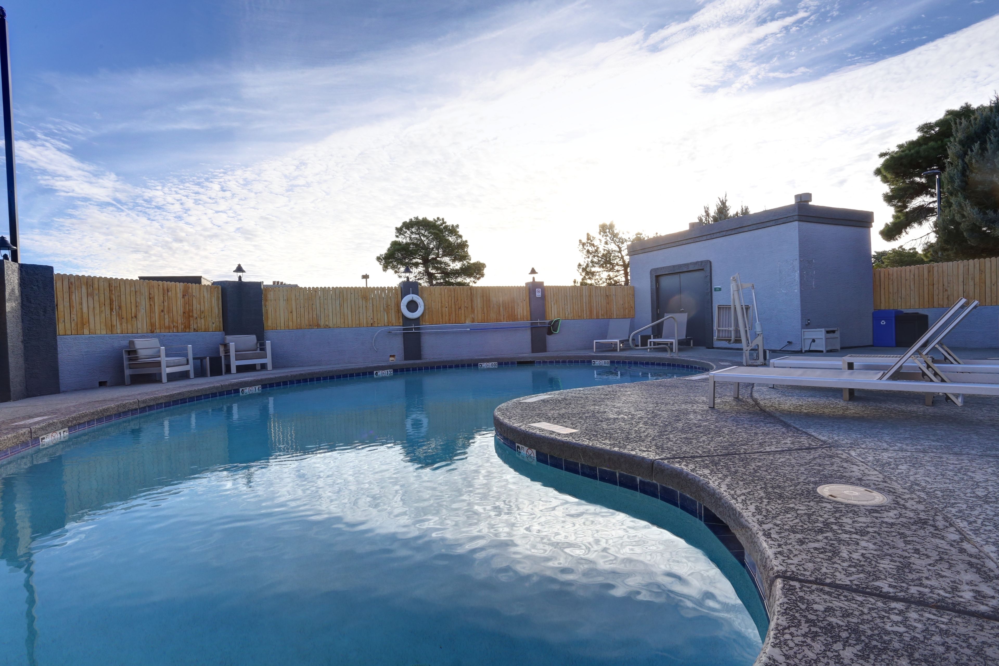 حمام سباحة خارجي