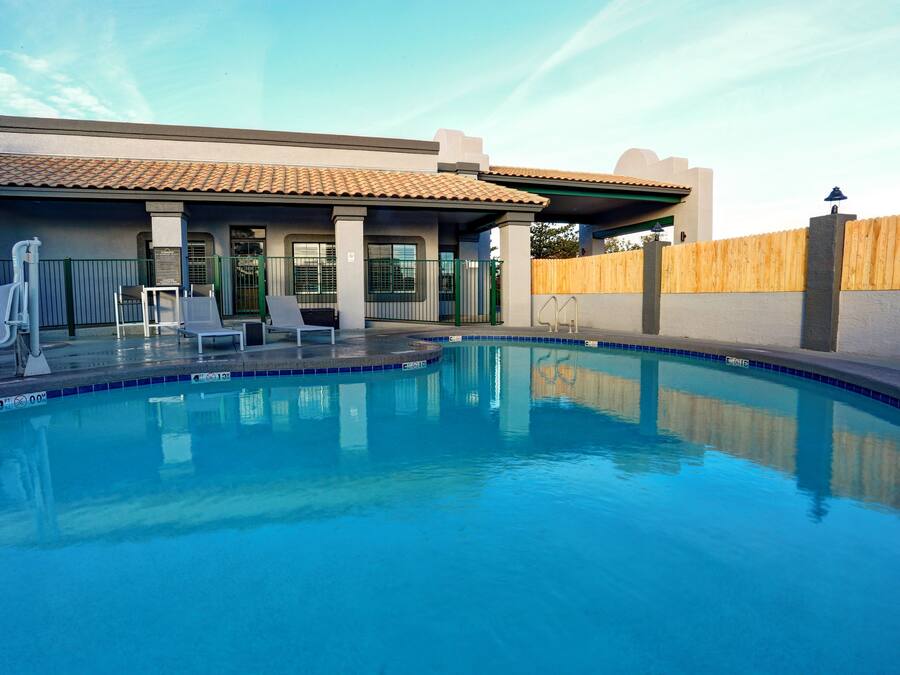 Kolam renang outdoor musiman, dengan kursi berjemur