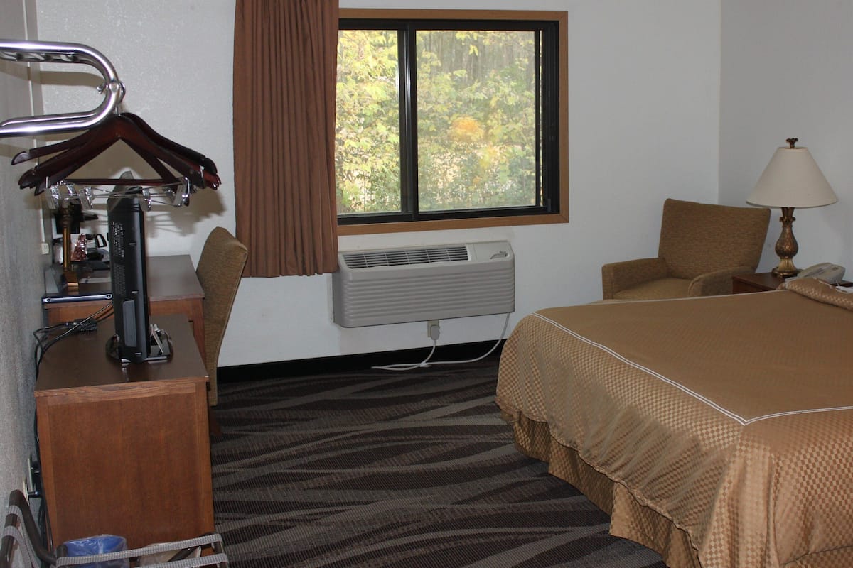 Room, 1 King Bed, Non Smoking | In-room safe, desk, laptop workspace, iron/ironing board