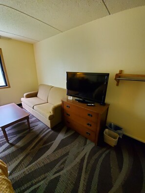 Chambre, 1 grand lit, accessible aux personnes à mobilité réduite, non-fumeur | Coffre-fort, bureau, espace de travail pour ordinateurs portables
