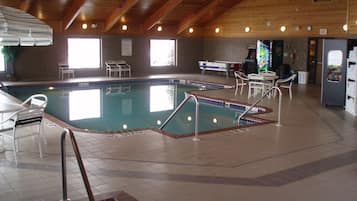 Inomhuspool med öppettider 06.00 till 00.00, och solstolar