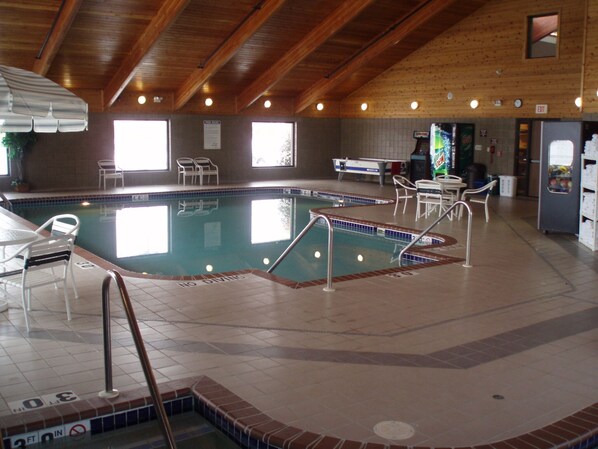 Piscine couverte, accès possible de 06 h 00 à minuit, chaises longues 