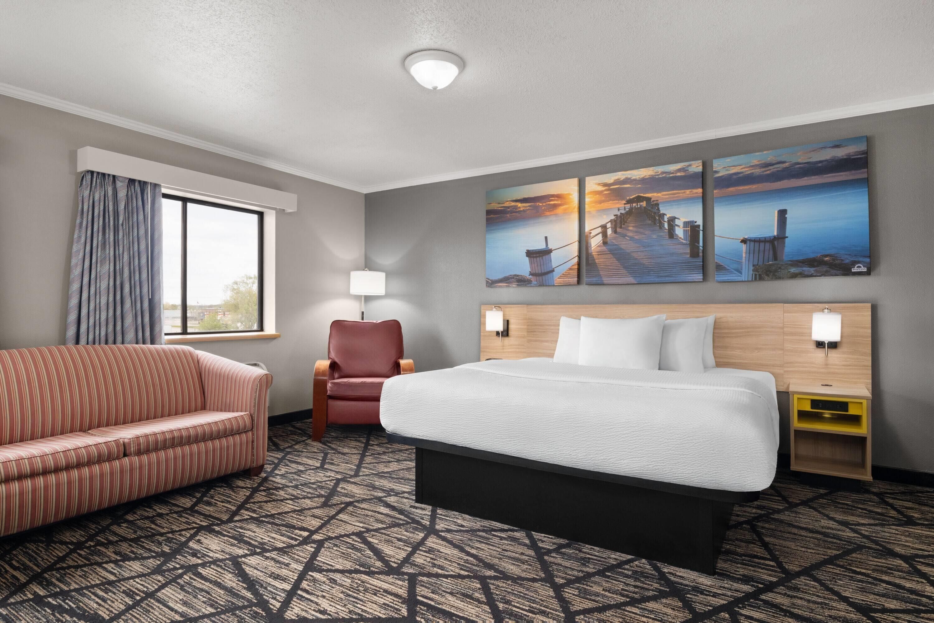 Deluxe Suite, 1 King Bed, Non Smoking (Deluxe Executive Suite) | Hypo-allergenic bedding, pillowtop beds, desk, laptop workspace