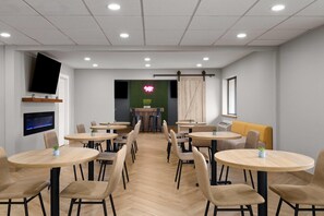 Free daily full breakfast  - La Quinta Inn by Wyndham Milwaukee Airport / Oak Creek (Oak Creek)
