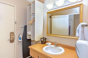 Kombinasi shower/bathtub dan perlengkapan mandi gratis