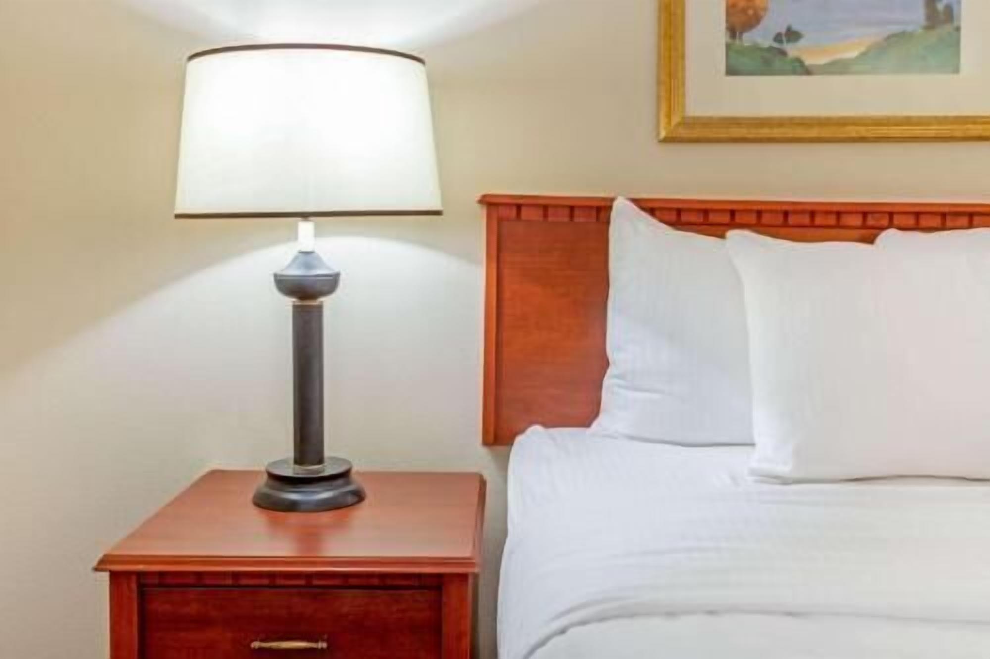Ropa de cama hipoalergénica, camas con pillow-top y escritorio 